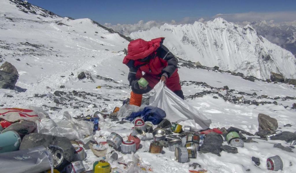 Día Internacional de la Madre Tierra. Limpieza Everest